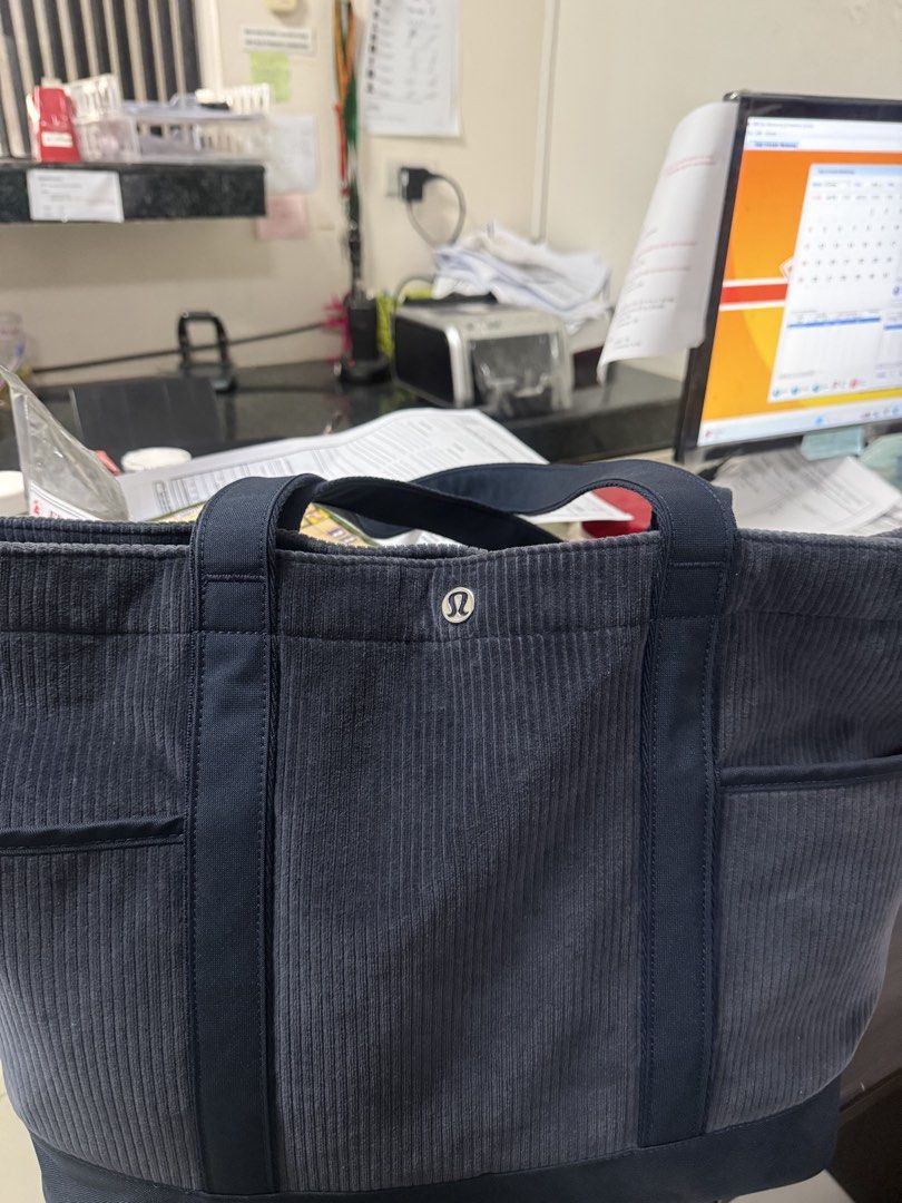 Lululemon tote bag (Category: Everything Else Others) located in Manila. Submitted by declutterwithg (Listing ID 1465244937, Image 2). Description: will pass as brandnew bought for 7k plus no issues .