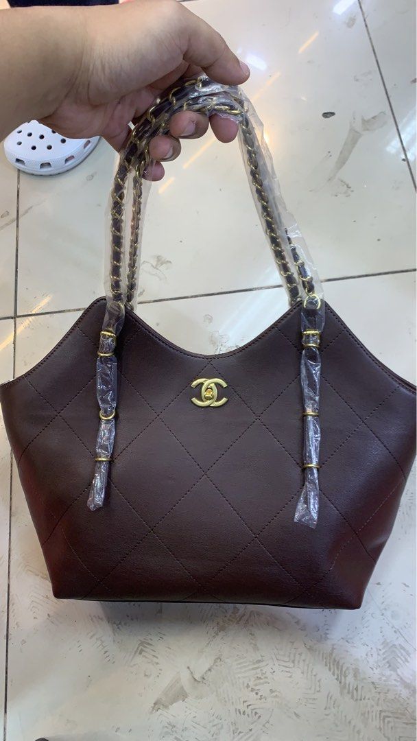 Luxury Quilted Leather Utility Tote (Category: Tote Bags) located in Manila. Submitted by lichking416 (Listing ID 1465345758, Image 1). Description: Luxury Quilted Leather Utility Tote Brand new With dust bag and paper bag ₱-2500.