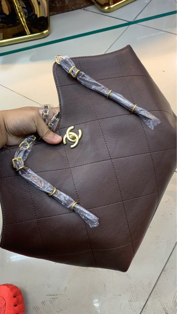 Luxury Quilted Leather Utility Tote (Category: Tote Bags) located in Manila. Submitted by lichking416 (Listing ID 1465345758, Image 2). Description: Luxury Quilted Leather Utility Tote Brand new With dust bag and paper bag ₱-2500.