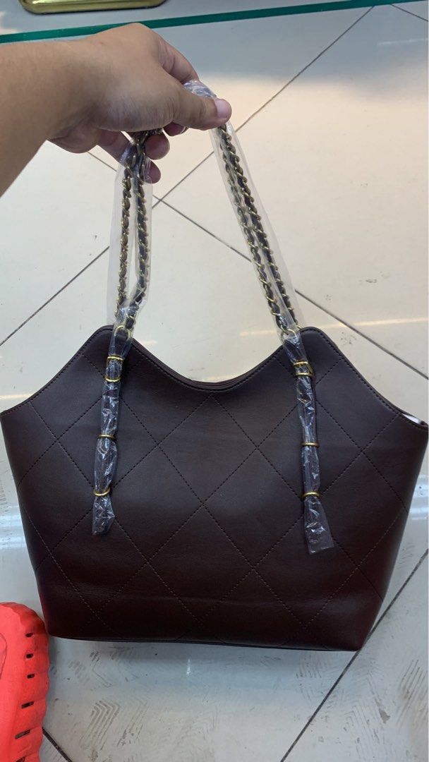 Luxury Quilted Leather Utility Tote (Category: Tote Bags) located in Manila. Submitted by lichking416 (Listing ID 1465345758, Image 3). Description: Luxury Quilted Leather Utility Tote Brand new With dust bag and paper bag ₱-2500.