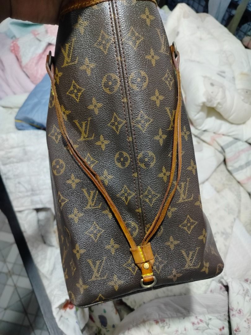 Lv (Category: Luxury Bags & Wallets) located in Caloocan City. Submitted by ritubado_19 (Listing ID 1465296861, Image 3). Description: Excellent condition .