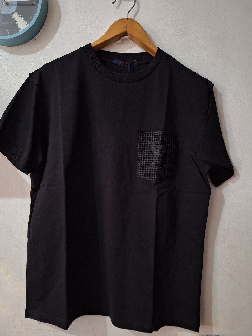 LV knit pocket tshirt (Category: Luxury Apparel) located in Muntinlupa City. Submitted by kstefanomela14 (Listing ID 1465203445, Image 1). Description: unused no issue lv knit pocket tee inverted back logo and sleeve stitches medium - 22x27.5 cod cop lbc lalamove j&t.