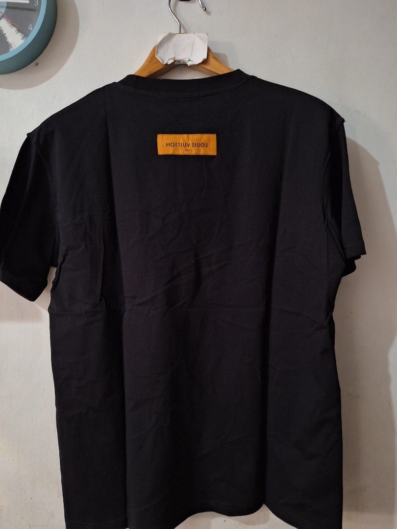 LV knit pocket tshirt (Category: Luxury Apparel) located in Muntinlupa City. Submitted by kstefanomela14 (Listing ID 1465203445, Image 3). Description: unused no issue lv knit pocket tee inverted back logo and sleeve stitches medium - 22x27.5 cod cop lbc lalamove j&t.