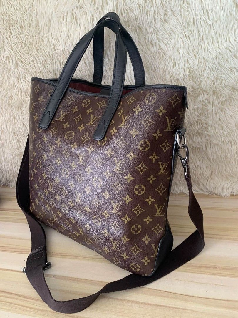 Lv monogram/kasya laptop (Category: Luxury Bags & Wallets) located in Manila. Submitted by vilmabrandedukaybags (Listing ID 1465326150, Image 2). Description: lv tote bag,, kasya po laptop pwd din po pang office bag.