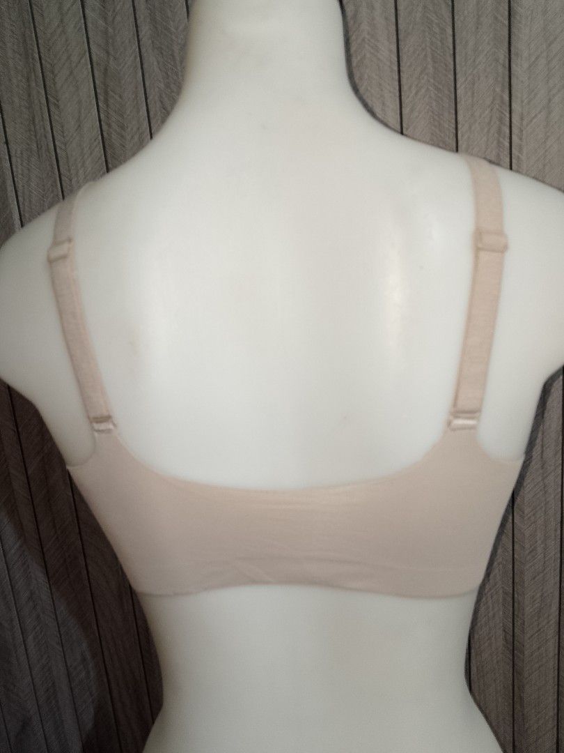 M: CAROLE HOCHMAN padded seamless bra (Category: Undergarments & Loungewear) located in Manila. Submitted by truecrystal-1407 (Listing ID 1465190170, Image 3). Description: .