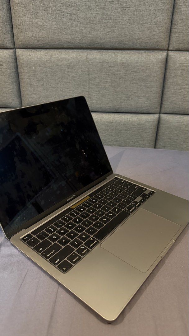Macbook Pro 2020 Intel (Category: Laptops & Notebooks) located in San Juan City. Submitted by erikacastanedaaaa27 (Listing ID 1465301631, Image 3). Description: - Model: Space Grey MacBook Pro with clean aluminum body and minimal wear - Display: Pristine screen, currently showing the initial setup welcome screen for a fresh start - Interface: Standard keyboard layout and responsive trackpad - Condition: Well-maintained and ready to use - Perfect 