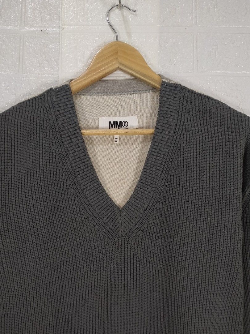MAISON MARGIELA KNITWEAR (Category: Luxury Apparel) located in Baguio. Submitted by dansteals (Listing ID 1465211607, Image 2). Description: 21 X 22 SMALL.