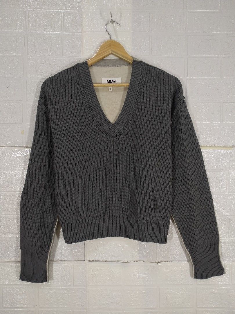 MAISON MARGIELA KNITWEAR (Category: Luxury Apparel) located in Baguio. Submitted by dansteals (Listing ID 1465211607, Image 1). Description: 21 X 22 SMALL.
