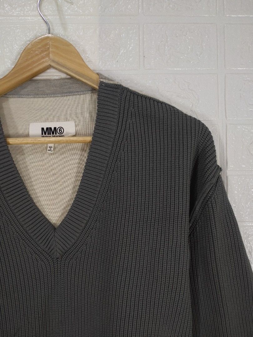 MAISON MARGIELA KNITWEAR (Category: Luxury Apparel) located in Baguio. Submitted by dansteals (Listing ID 1465211607, Image 3). Description: 21 X 22 SMALL.