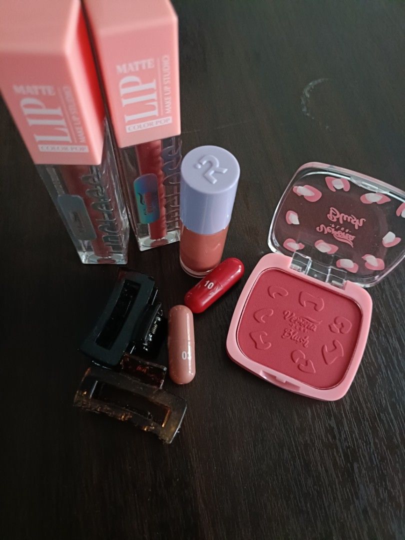 Makeup Set (Category: Makeup) located in Singapore. Submitted by goodhope2510 (Listing ID 1465241883, Image 4). Description: All for $10, Self collect from my block in Bishan. .