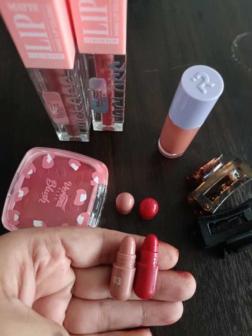 Makeup Set (Category: Makeup) located in Singapore. Submitted by goodhope2510 (Listing ID 1465241883, Image 2). Description: All for $10, Self collect from my block in Bishan. .