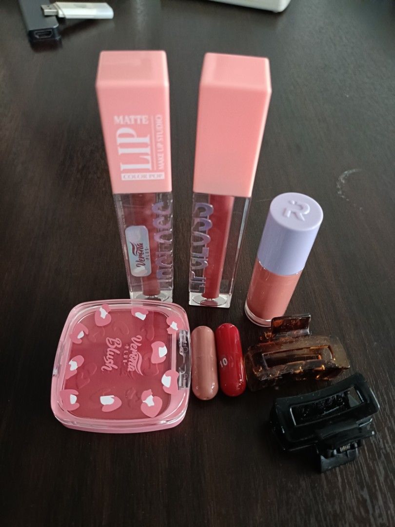 Makeup Set (Category: Makeup) located in Singapore. Submitted by goodhope2510 (Listing ID 1465241883, Image 1). Description: All for $10, Self collect from my block in Bishan. .
