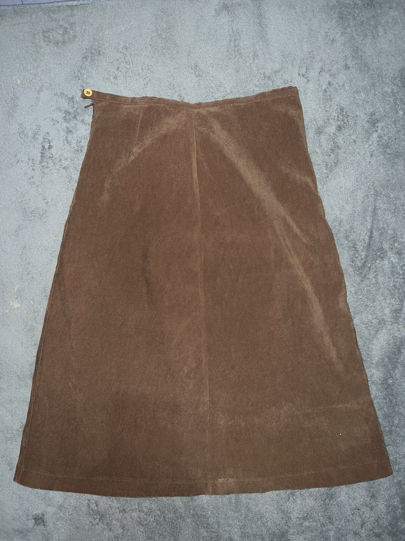 Brown Suede Midi Skirt Size M (Category: Skirts) located in Cainta. Submitted by dyclutterxoxo (Listing ID 1465332879, Image 1). Description: Brown suede midi skirt from Mango. Size M on the tag. Mid-length cut with a side zipper closure and button fastening at the waistband. Smooth textured fabric. Solid earthy brown shade matches lots of tops. Easy piece to dress up or down..