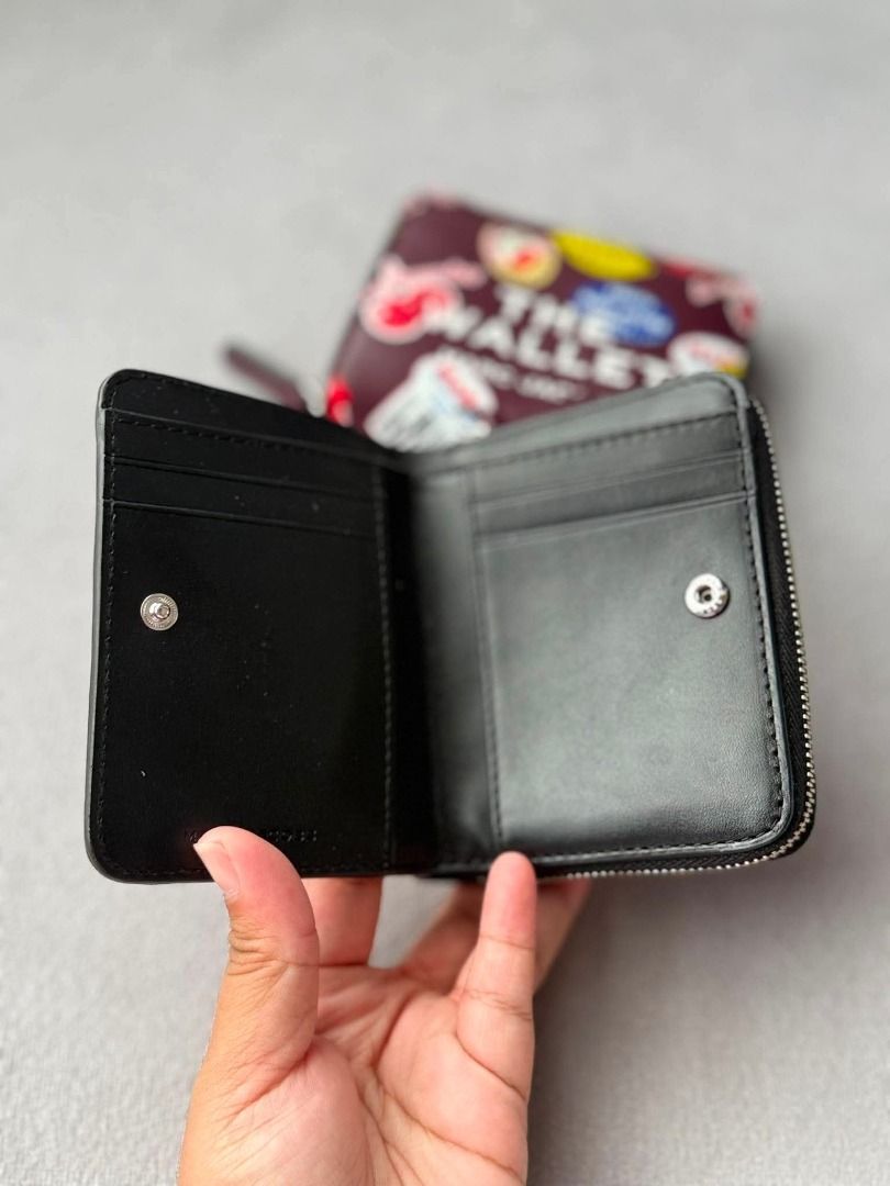 Marc Jacobs Bifold (Category: Wallets & Card holders) located in Rizal. Submitted by hiraya16 (Listing ID 1465315195, Image 2). Description: Onhand ready to ship + SF Lbc.