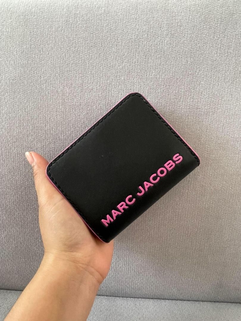 Marc Jacobs Wallet/Cardholder (Category: Wallets & Card holders) located in Rizal. Submitted by hiraya16 (Listing ID 1465316521, Image 2). Description: Cardholder 1200 Wallet 3700 Long Wallet Cardholder 3200 Onhand ready to ship + SF Lbc.