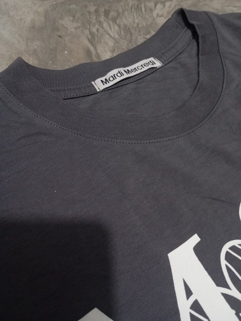 Mardi mercredi 🫶 (Category: Shirts) located in Manila. Submitted by thrifterzz_ph (Listing ID 1465381853, Image 2). Description: Dimes: W-20/L-27 (M) Issue: None color rate: 10/10 Excellent condition Authentic.