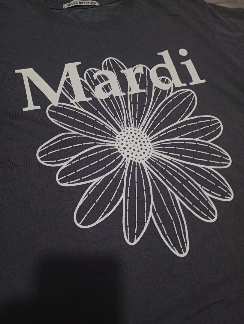 Mardi mercredi 🫶 (Category: Shirts) located in Manila. Submitted by thrifterzz_ph (Listing ID 1465381853, Image 3). Description: Dimes: W-20/L-27 (M) Issue: None color rate: 10/10 Excellent condition Authentic.