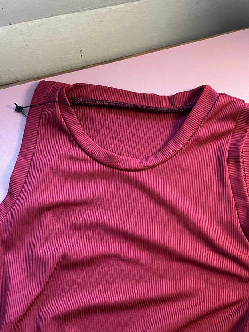 maroon crop top (Category: Sleeveless) located in Davao. Submitted by hojichafromsips (Listing ID 1465351581, Image 2). Description: -dvo based -size XS-S -MOP: gcash -MOD: maxim meetup: jollibee circumferential rd. (near dmsf).