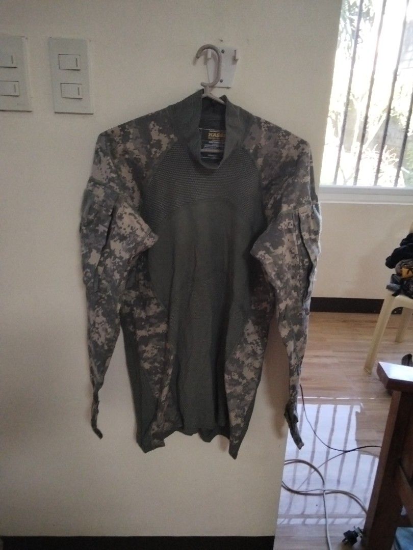 Massif men's Army combat shirt (Category: Tshirts & Polo Shirts ) located in Calasiao. Submitted by alluringvenus.thriftshop (Listing ID 1465233949, Image 2). Description: very good condition like new from 🇺🇲 Package size M.