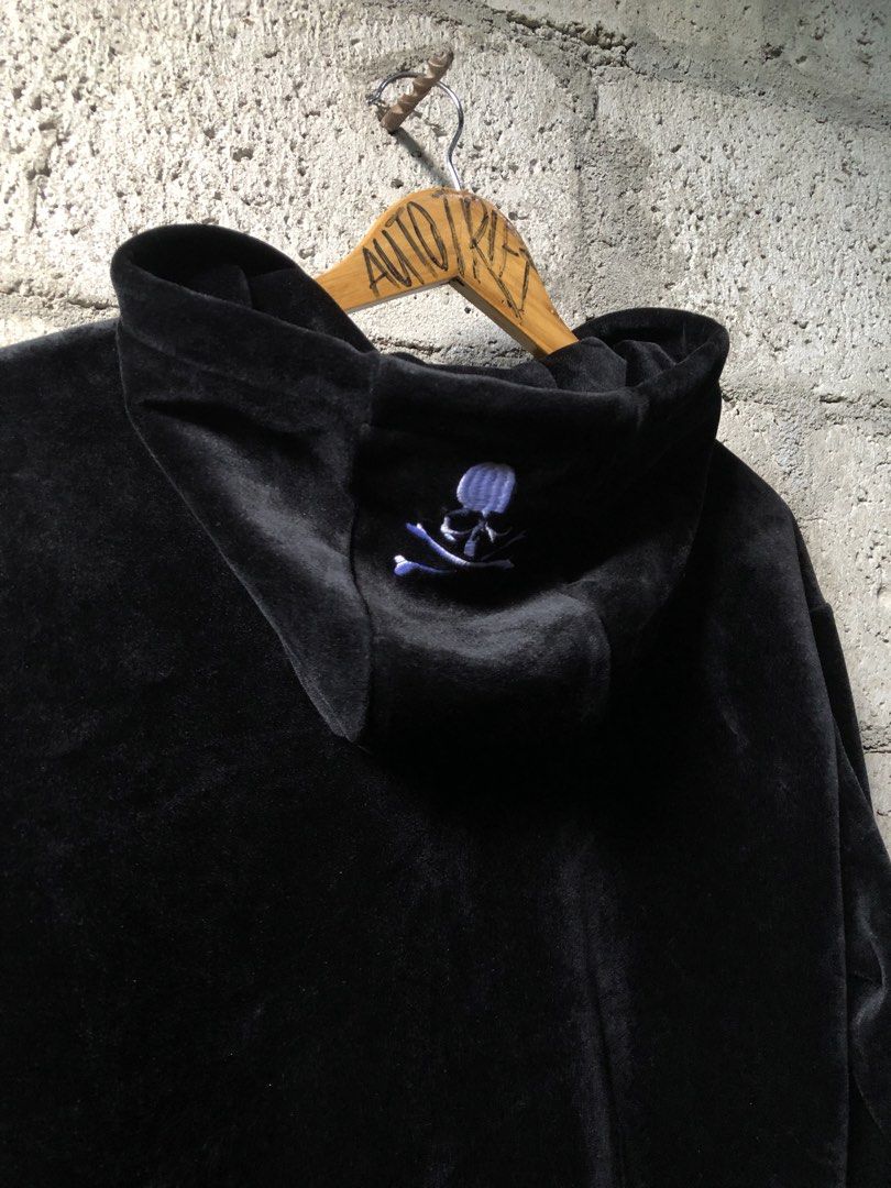 MASTERMIND VELOUR JACKET (Category: Coats, Jackets and Outerwear) located in Caloocan City. Submitted by papi_chulo199x (Listing ID 1465220830, Image 3). Description: MASTERMIND VELVET JACKET Medium on tag 27x21 color rate 9 condition 9 issue lace lints .