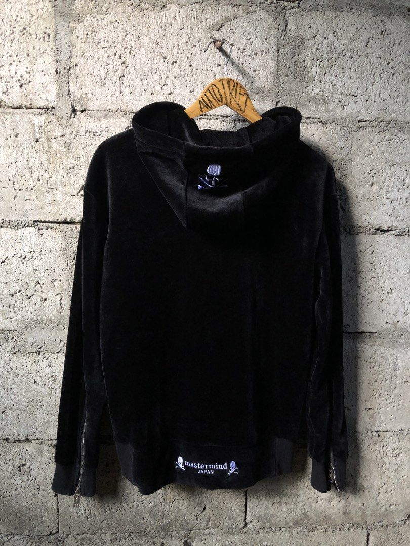MASTERMIND VELOUR JACKET (Category: Coats, Jackets and Outerwear) located in Caloocan City. Submitted by papi_chulo199x (Listing ID 1465220830, Image 2). Description: MASTERMIND VELVET JACKET Medium on tag 27x21 color rate 9 condition 9 issue lace lints .