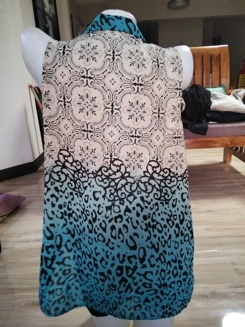 Max Ivory and Black pattern sleeves (Category: Sleeveless) located in Calasiao. Submitted by alluringvenus.thriftshop (Listing ID 1465264799, Image 2). Description: very good condition from USA balik bayan box.