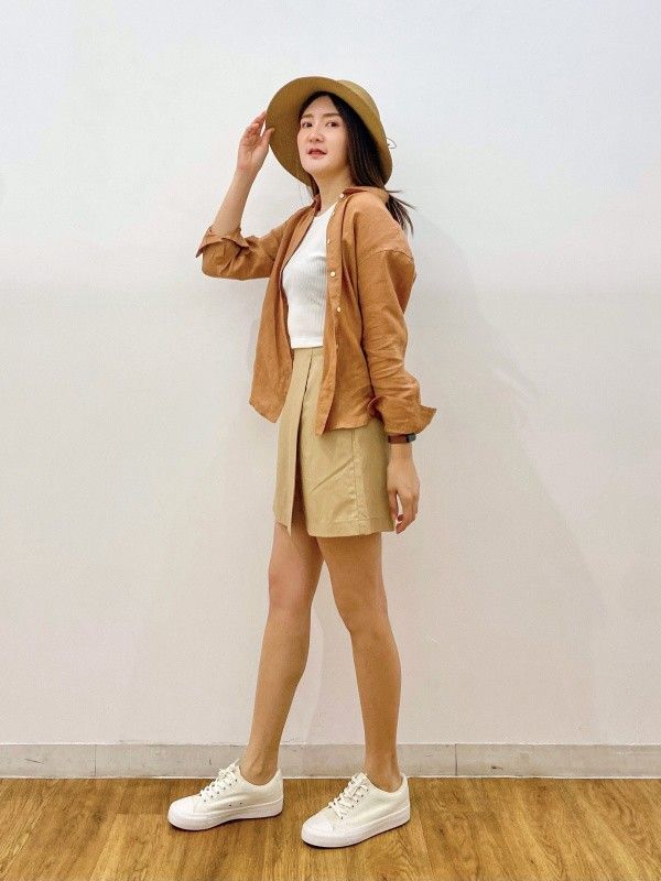 Medium Uniqlo Linen Blend Skort Khaki (Category: Shorts) located in Castillejos. Submitted by lalainecloset22 (Listing ID 1465238320, Image 1). Description: - Brand: Uniqlo - Item: Linen Blend Skort - Color: Khaki - Size: Medium (Waist: 63-69cm, Hip: 88-94cm) - Material: Rayon, Linen, and Polyester blend for breathable comfort - Design: Wrap-around skirt front with hidden shorts inside for easy movement - Condition: Excellent pre-loved condition.