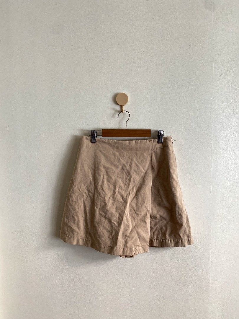 Medium Uniqlo Linen Blend Skort Khaki (Category: Shorts) located in Castillejos. Submitted by lalainecloset22 (Listing ID 1465238320, Image 2). Description: - Brand: Uniqlo - Item: Linen Blend Skort - Color: Khaki - Size: Medium (Waist: 63-69cm, Hip: 88-94cm) - Material: Rayon, Linen, and Polyester blend for breathable comfort - Design: Wrap-around skirt front with hidden shorts inside for easy movement - Condition: Excellent pre-loved condition.