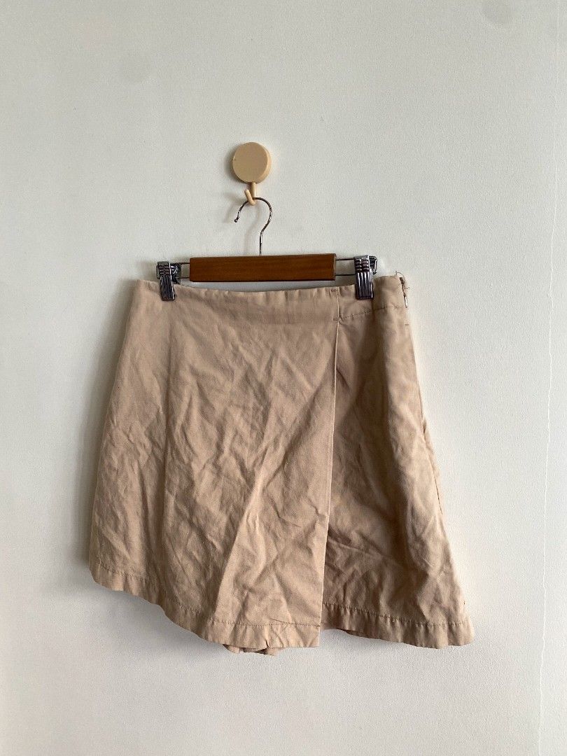 Medium Uniqlo Linen Blend Skort Khaki (Category: Shorts) located in Castillejos. Submitted by lalainecloset22 (Listing ID 1465238320, Image 3). Description: - Brand: Uniqlo - Item: Linen Blend Skort - Color: Khaki - Size: Medium (Waist: 63-69cm, Hip: 88-94cm) - Material: Rayon, Linen, and Polyester blend for breathable comfort - Design: Wrap-around skirt front with hidden shorts inside for easy movement - Condition: Excellent pre-loved condition.