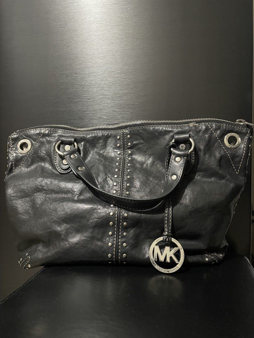 Michael Kors Astor Bag (Category: Tote Bags) located in Quezon City. Submitted by harajuuku (Listing ID 1465208628, Image 2). Description: Well used and has a lot of characters from the owner(me). Can send other photos for sure buyers. RFS: I can’t maintain it anymore since I do have a lot of big leather bags na. .