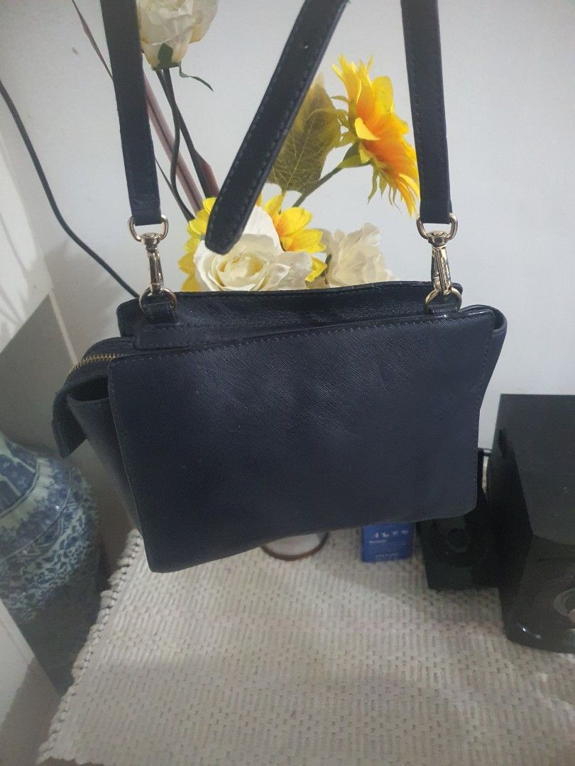 Michael Kors Selma (Category: Cross-body Bags) located in Trece Martires City. Submitted by thriftollshoppe (Listing ID 1465327093, Image 2). Description: .