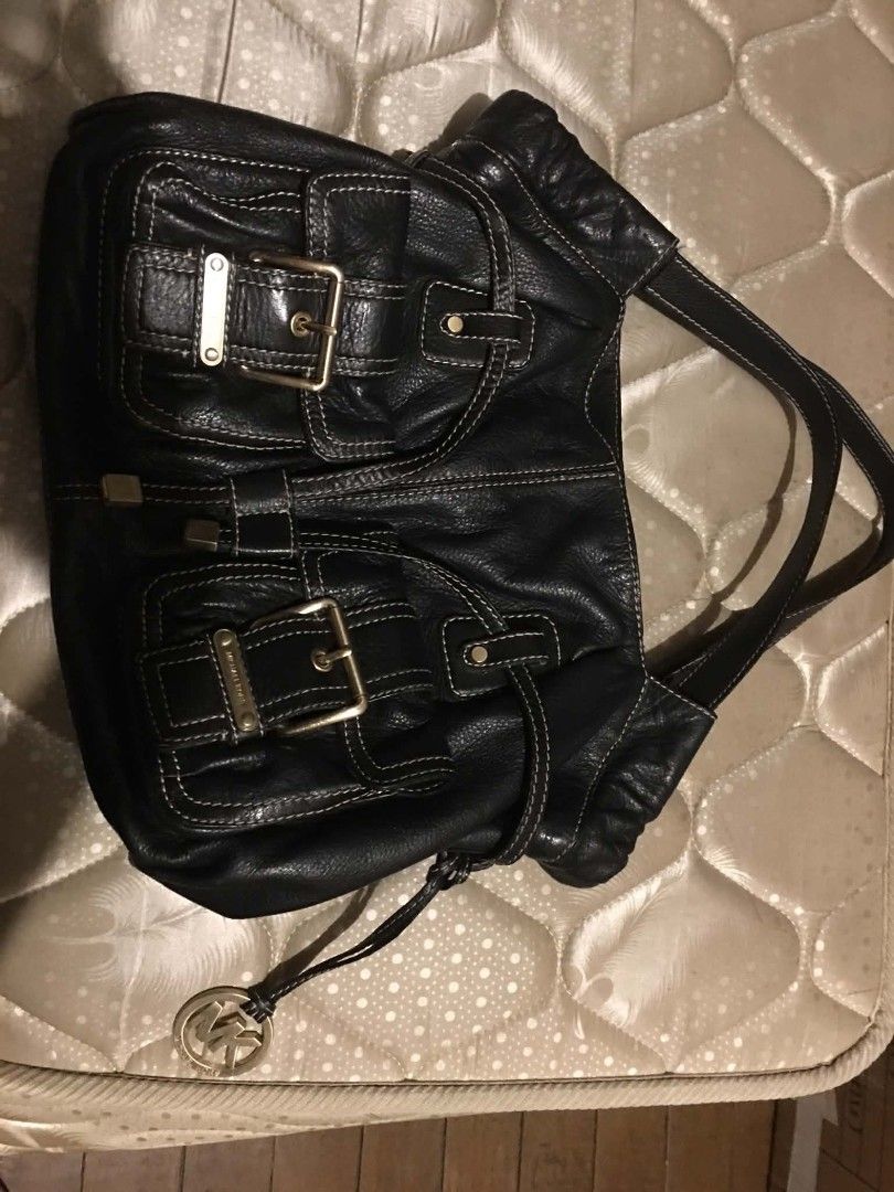 michael kors shoulder bag (Category: Shoulder Bags) located in Las Pinas. Submitted by fusionpurp (Listing ID 1465342961, Image 1). Description: .