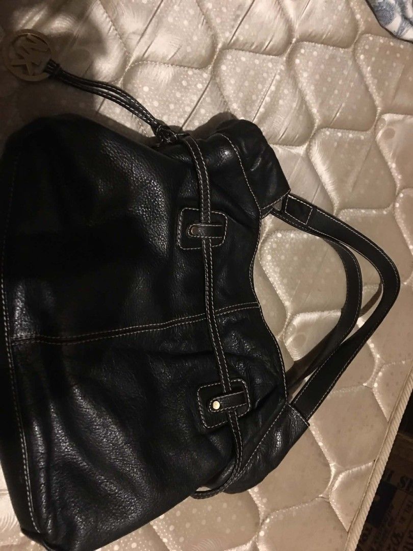 michael kors shoulder bag (Category: Shoulder Bags) located in Las Pinas. Submitted by fusionpurp (Listing ID 1465342961, Image 2). Description: .
