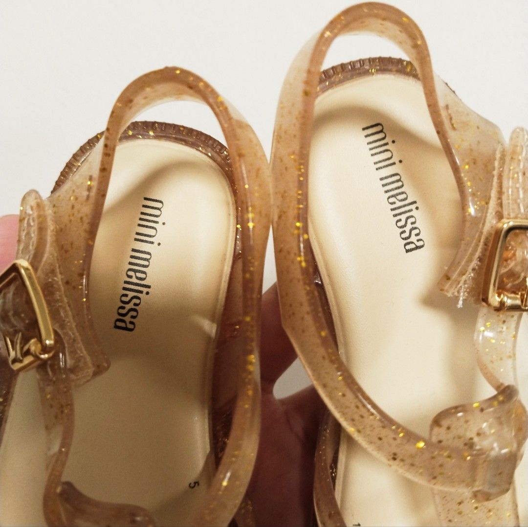 Mini Melissa Shiny for 5-8yrsold (Category: Babies & Kids Fashion) located in Pateros City. Submitted by blashjunks.y2k (Listing ID 1465171065, Image 2). Description: MINI MELISSA SHINY FOR 5-8YRSOLD 750PHP MSG US.