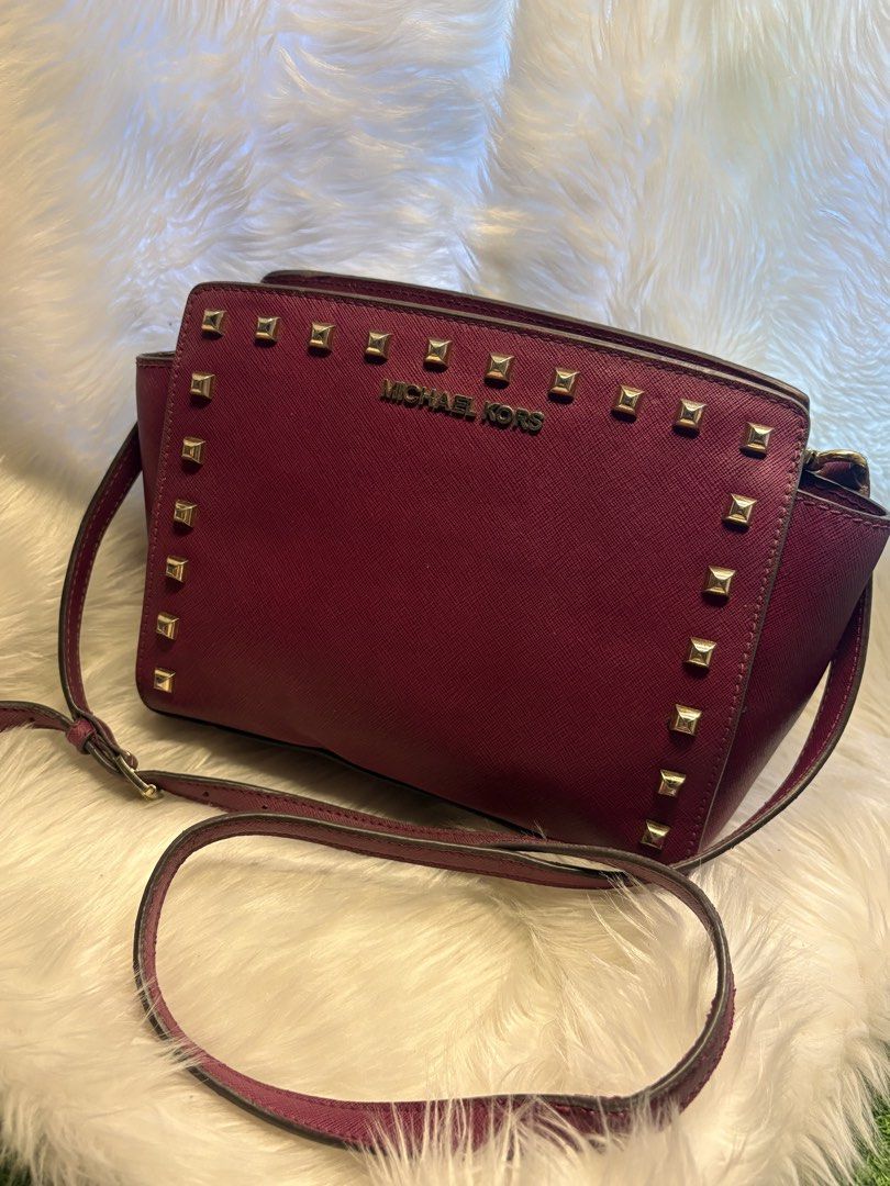Mk bag coded (Category: Cross-body Bags) located in Davao. Submitted by emmanuelchuamellorin23 (Listing ID 1465194656, Image 1). Description: Mk coded sling bag makapal. Med size.