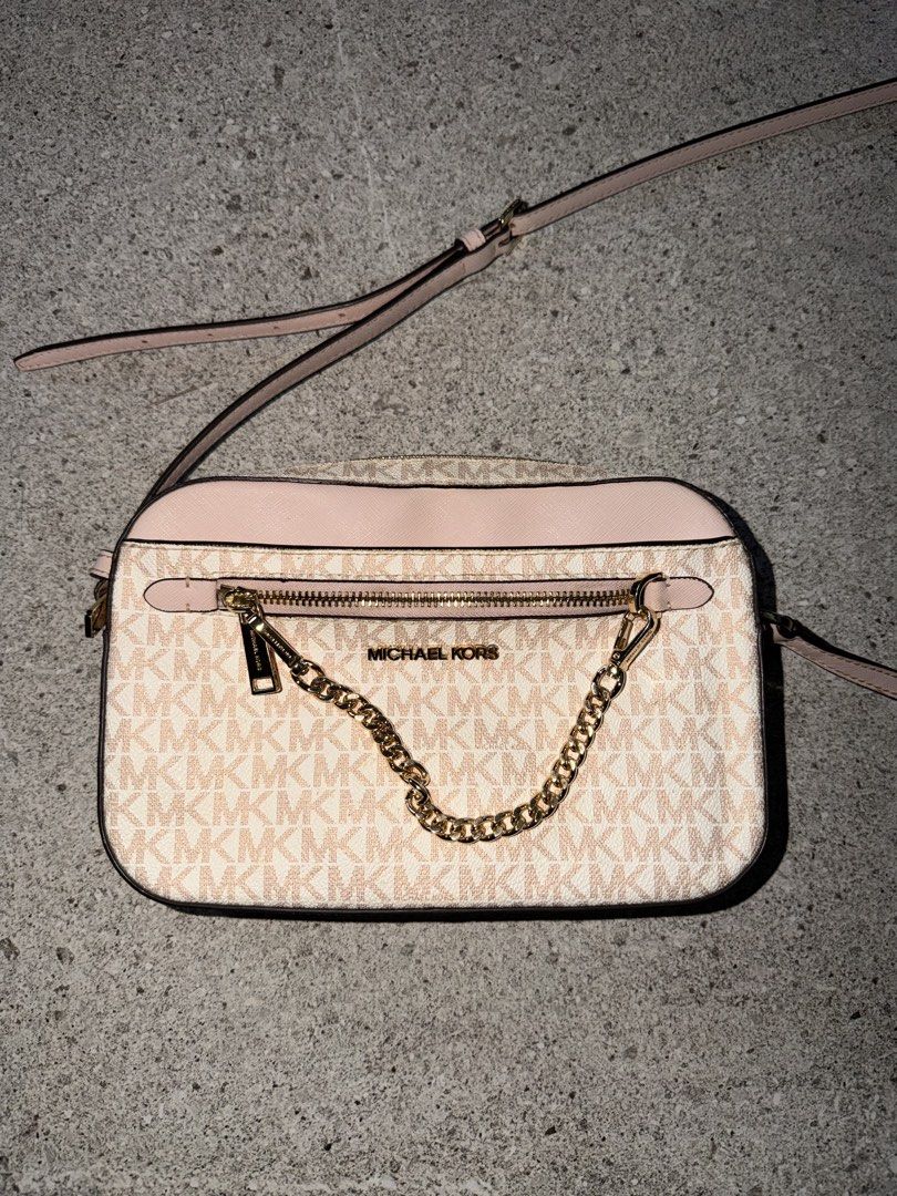 MK Michael Kors crossbody bag (Category: Luxury Bags & Wallets) located in Cebu City. Submitted by caseypie.cebuph (Listing ID 1465246853, Image 1). Description: Original from US Preloved MK crossbody bag Expect some minor scratches due to usage PM for more details!.