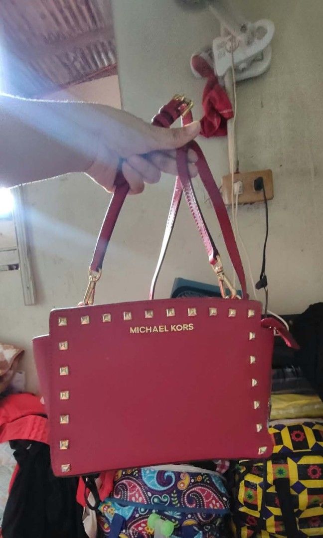 Mk selma red (Category: Cross-body Bags) located in Las Pinas. Submitted by anne1411 (Listing ID 1465222791, Image 1). Description: meduim size, spacious, ykk zipper. issue: tignan picture with free bag. mk gray color.