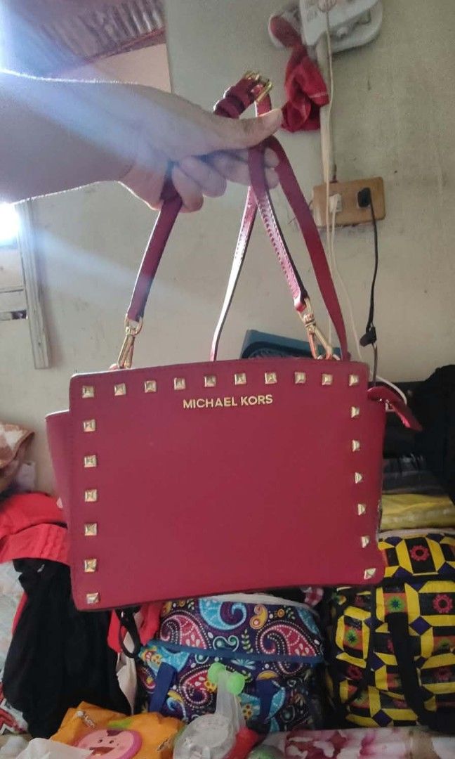 Mk selma slingbag (Category: Cross-body Bags) located in Las Pinas. Submitted by anne01515 (Listing ID 1465222086, Image 1). Description: mk selma red color, meduim size. spacious. rubber lining intact. ykk zipper. free bag: mk din sya.