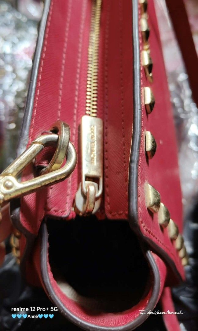 Mk selma slingbag (Category: Cross-body Bags) located in Las Pinas. Submitted by anne01515 (Listing ID 1465222086, Image 2). Description: mk selma red color, meduim size. spacious. rubber lining intact. ykk zipper. free bag: mk din sya.