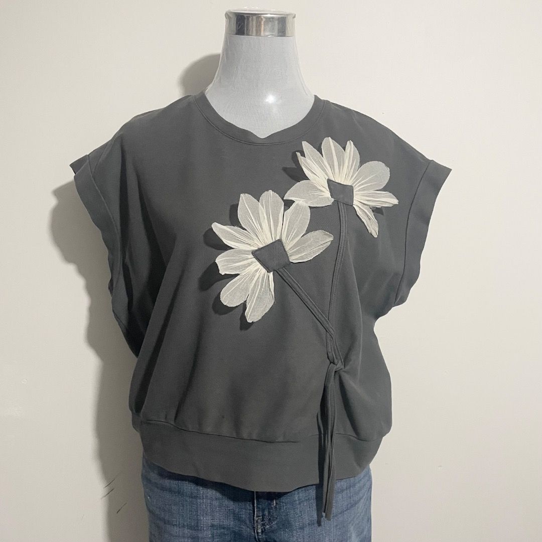 M-L Gray with Flowers Blouse (Category: Blouses) located in Bacolor. Submitted by chicn_classy (Listing ID 1465185597, Image 3). Description: .