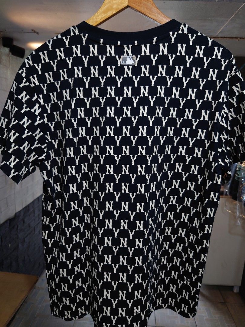 Mlb AOP off tshirt thrift (Category: Tshirts & Polo Shirts ) located in Paranaque City. Submitted by emzeicool48572 (Listing ID 1465220779, Image 2). Description: Size: Medium to Large (22x28 inch) Material: Cotton Color: Black color rate: 9/10 Condition: 9/10 📍Tambo Paranaque 💸Payment: Pay Maya only 📦🚚 Delivery: Lalamove or j&t (order mo book mo) No return policy Buy at your own risk Don't expect too much from this product, it's just a SECON
