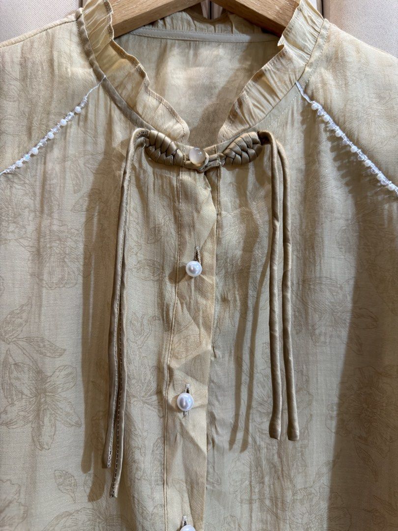 Modern Chinoiserie (Category: Blouses) located in Manila. Submitted by glamstylemnl (Listing ID 1465295596, Image 2). Description: ♡ SIZE: Medium ♡ BUST: 35 ♡ Swipe left to see the actual color & details ♡ lettuce-trim / puff sleeves ♡ HQ • 10/10 ♡ Ready to wear 👚.