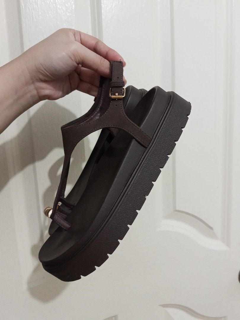 MONTEGO BAY CLUB PAYLESS (Category: Flats & Sandals) located in Cavite. Submitted by shop.with.k (Listing ID 1465177097, Image 2). Description: MONTEGO BAY CLUB • Bought it sa Payless for ₱1,450 • With box po • Size 6 to 7 • Used 5 times only • Super comfy nito Rfs: need cash lang ₱899 only.
