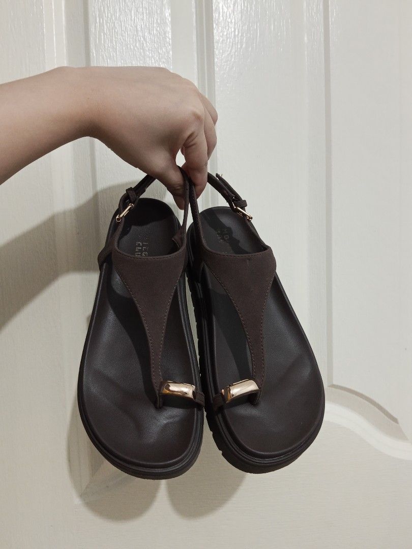 MONTEGO BAY CLUB PAYLESS (Category: Flats & Sandals) located in Cavite. Submitted by shop.with.k (Listing ID 1465177097, Image 3). Description: MONTEGO BAY CLUB • Bought it sa Payless for ₱1,450 • With box po • Size 6 to 7 • Used 5 times only • Super comfy nito Rfs: need cash lang ₱899 only.