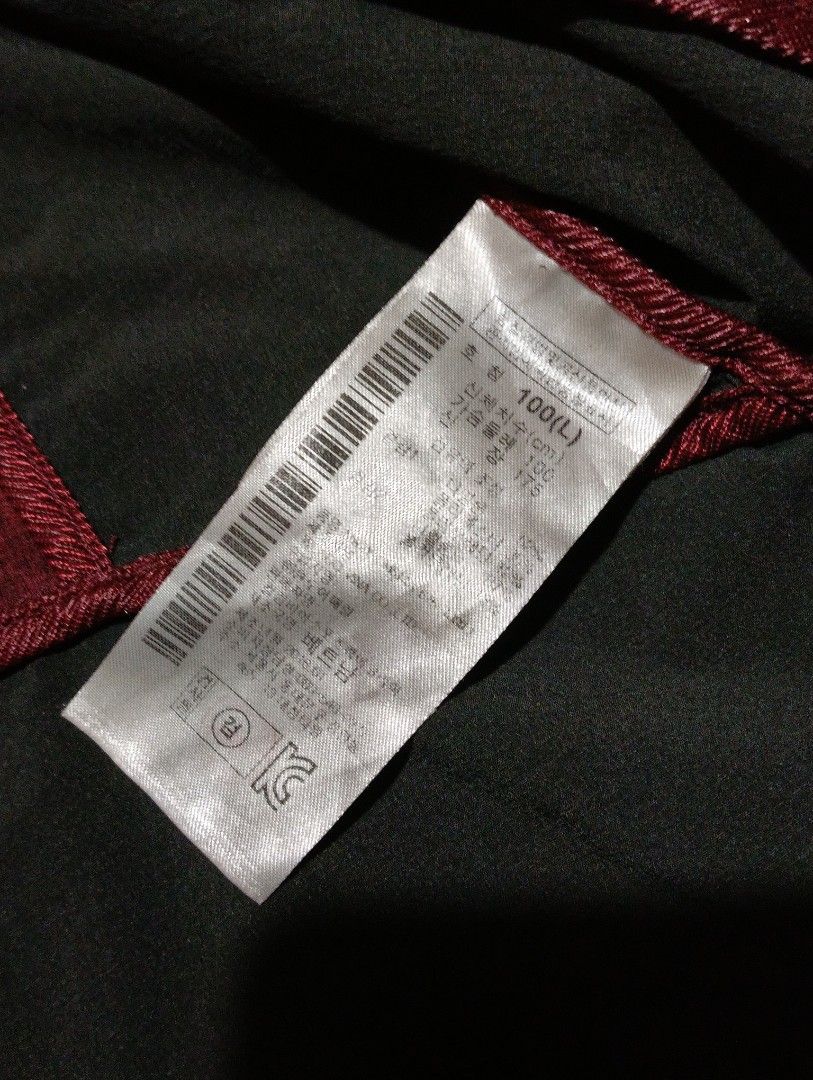 Mountain hard-wear (Category: Coats, Jackets and Outerwear) located in Ajuy. Submitted by aljohndalumpines88 (Listing ID 1465343123, Image 3). Description: only issue lost zipper.