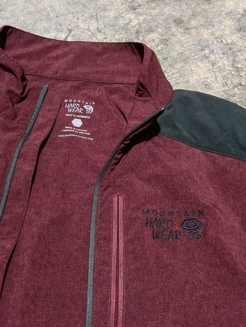 Mountain hard-wear (Category: Coats, Jackets and Outerwear) located in Ajuy. Submitted by aljohndalumpines88 (Listing ID 1465343123, Image 2). Description: only issue lost zipper.