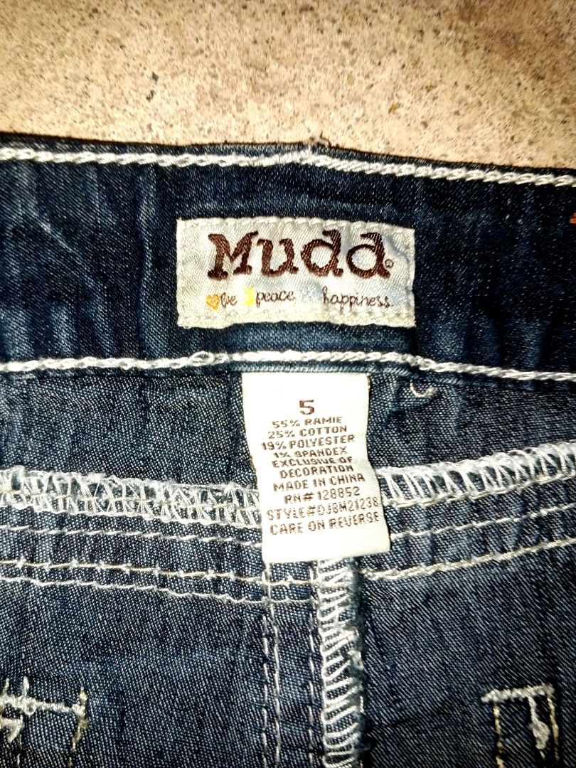 MUDD DENIM SHORT VINTAGE Y2K (Category: Shorts) located in Manila. Submitted by icamalicdem29 (Listing ID 1465381106, Image 3). Description: VINTAGE MUDD dark wash Y2K-style denim micro shorts from Mudd featuring low-rise styling, contrast white stitching, and gathered front pockets.