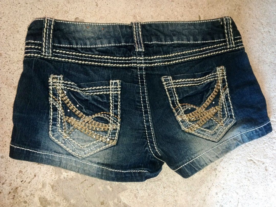MUDD DENIM SHORT VINTAGE Y2K (Category: Shorts) located in Manila. Submitted by icamalicdem29 (Listing ID 1465381106, Image 2). Description: VINTAGE MUDD dark wash Y2K-style denim micro shorts from Mudd featuring low-rise styling, contrast white stitching, and gathered front pockets.