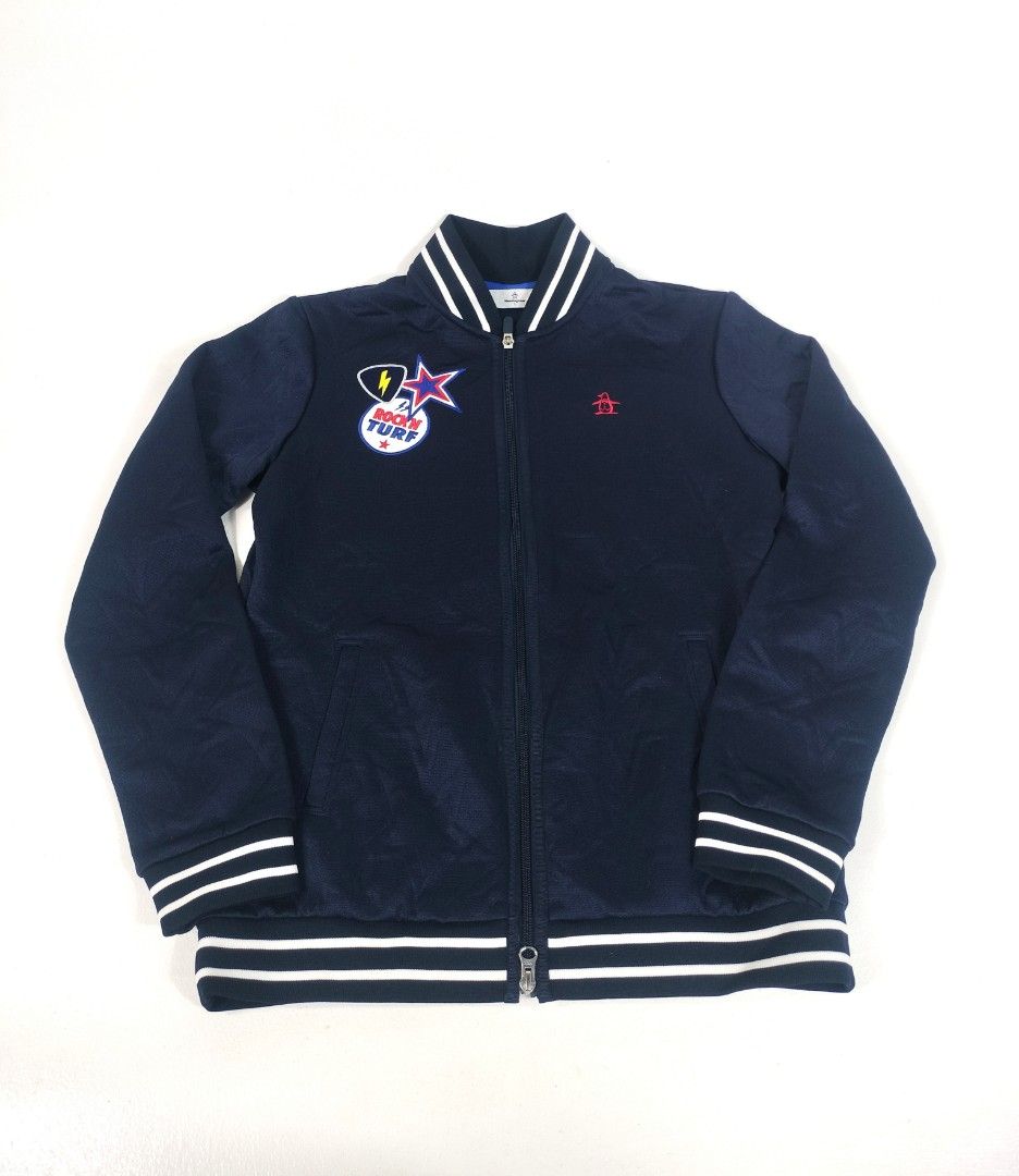 Munsingwear Navy Varsity Jacket Size L (Category: Coats, Jackets and Outerwear) located in Manila. Submitted by callmetin (Listing ID 1465172272, Image 1). Description: Musingwear Longsleeve Condition : Likenew Size : Large Dimension 👇 Chest : 19 Lenght : 25 Shoulder : 16 Sleeve : 23 - Brand: Munsingwear - Style: Dark blue zip-up varsity jacket - Size: L - Details: Red embroidered penguin logo on the chest, 'Rock N Turf' star and lightning bolt 