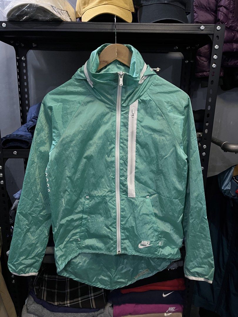 N I K E Tech Aeroshield Moto Cape Running Jacket (Category: Coats, Jackets and Outerwear) located in Baliuag. Submitted by TOCThrift (Listing ID 1465248755, Image 1). Description: N I K E Tech Aeroshield Moto Cape Running Jacket Size M on tag 19 width x 23 F 26 B Length Excellent Condition Packable hoof No issue 680 + SF Baliwag, Bulacan.